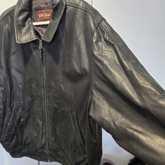 Men's Classic Black Leather Bomber Jacket - Picture 8 of 15